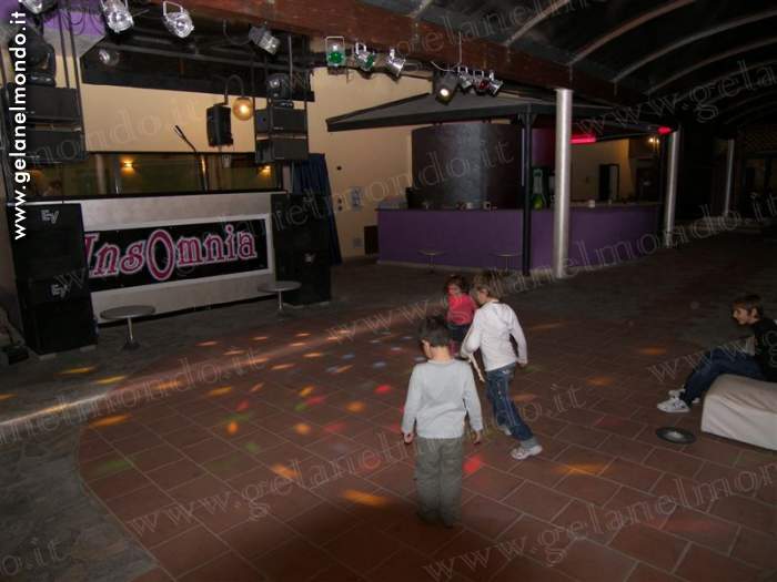i bimbi in disco inseguono le luci