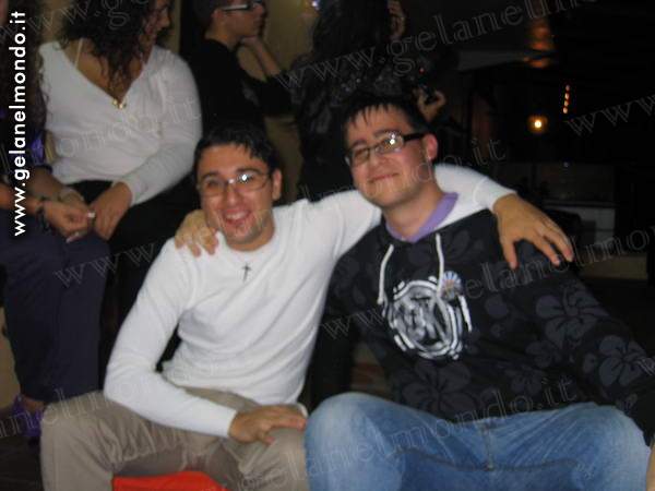kpax si finge amico di razio mentre quest'ultimo se la ride