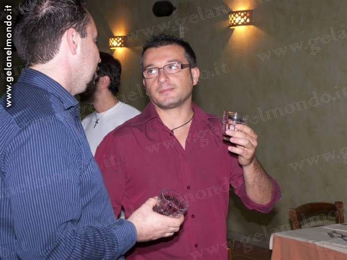 makusee mostra a gianiro quant'e' bello il suo bicchiere